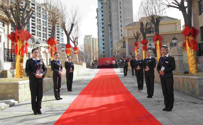 裕康各項(xiàng)目部列隊(duì)迎賓，業(yè)主盡享五星級(jí)體驗(yàn)